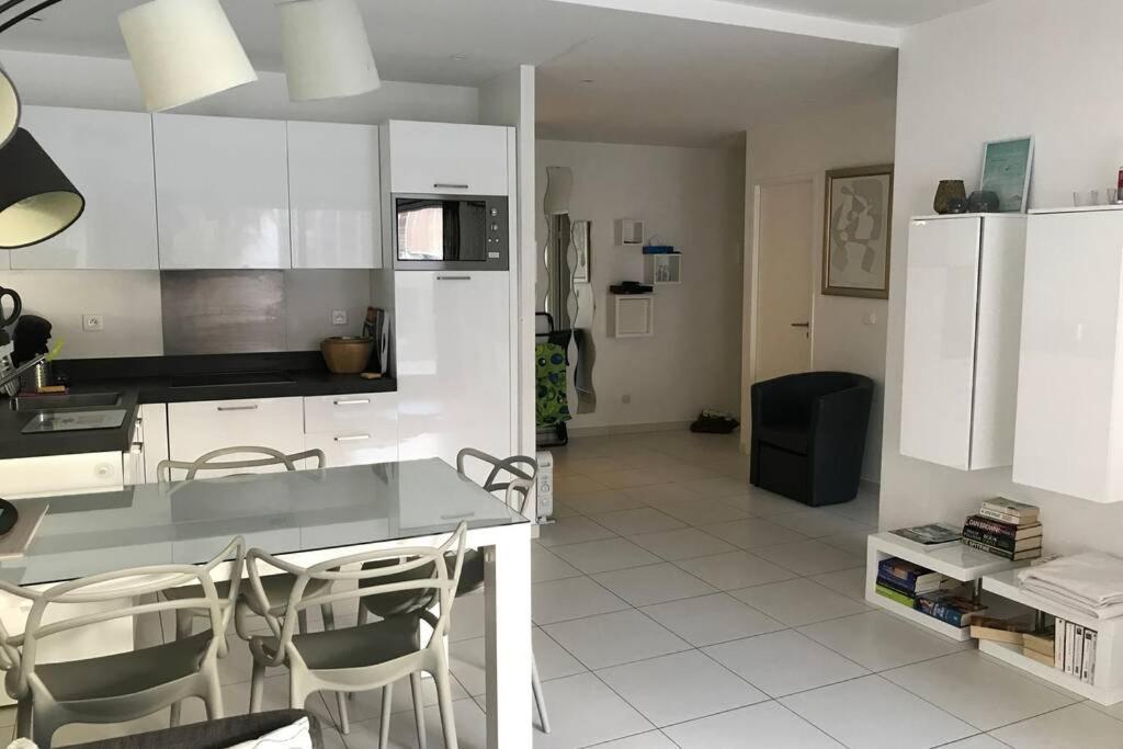 app Le Rocazur avec piscine et parking en bord de mer à 500M du centre ville Menton Exterior foto